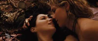 Nathalia Dill e L&iacute;via de Bueno nuas no filme "Para&iacute;sos Artificiais"
