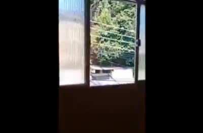 Pensando em alugar uma casa num bairro tranquilo? Casa n&atilde;o, quitinete! J&aacute; vem com &aacute;gua, luz e Net na faixa.