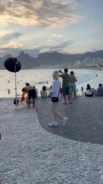 ABSURDO: Cantora Carly Rae Jepsen, famosa por "Call Me Maybe", &eacute; flagrada andando tranquilamente pelo Arpoador curtindo o p&ocirc;r do sol. Olha o celular de bobeira!!!