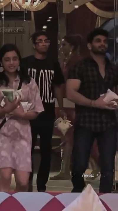 Mandali giving royal ignore to Chicken 🐔 and Tofu😭😂
