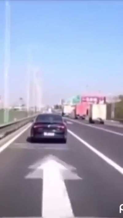 Who the hell changes lane like this?