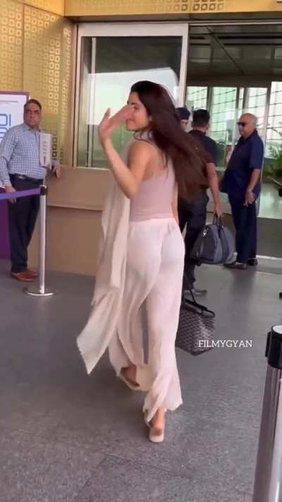 Janhvi never disappoints 🍑