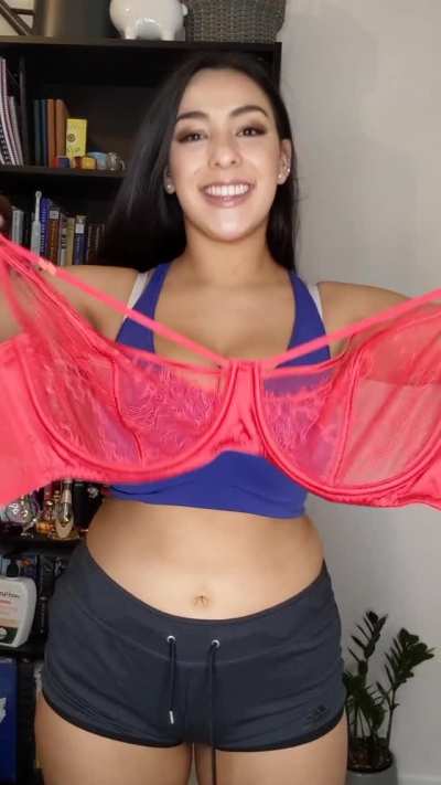 Its a magic show with 🍓bouncy boobies 🔥