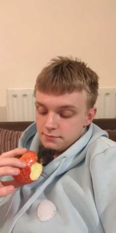 2 Bros chillin with an apple watchin Wonder