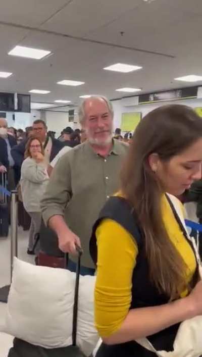 Bolsonarista hostiliza Ciro Gomes em aeroporto de Miami, nos Estados Unidos. (A cara do Ciro é a melhor.)