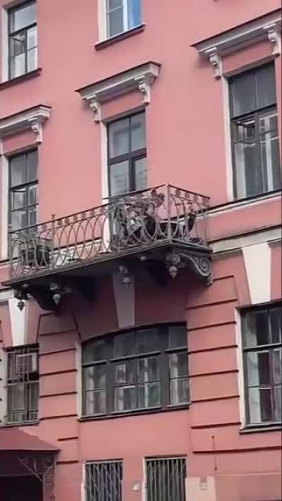 Couple falls out of a balcony in Russia. Both survived with bruises as injuries.