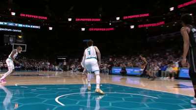 [Highlight] Bridges beats the buzzer from deep to give the Nets 42 points in the first quarter