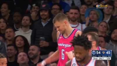 [Highlight] Kristaps Porzingis with the amazing block from behind on Jericho Sims!