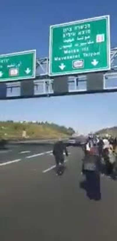 Israeli occupation forces have stopped busses filled with palestinians trying to go pray at al aqsa mosque,the video is taken at the entrance to Jerusalem. People decided to continue their March on foot while fasting