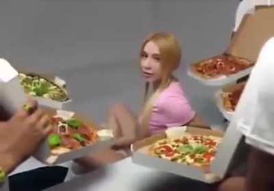 Uma Propaganda de pizzaria na Ucr&acirc;nia, entendi a refer&ecirc;ncia