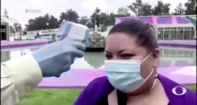 "Pero apuntele bien compa! 😢😢😂" (M&eacute;xico nunca cambies)