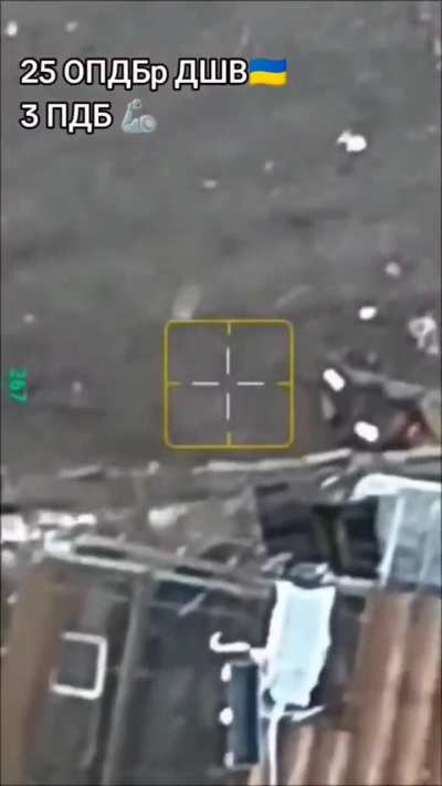 A drone from the Ukrainian 25th Airborne Brigade attacks a Russian soldier hiding behind an abandoned T-72. Near Tonenke, Donetsk Oblast [Published 12/04/2024]