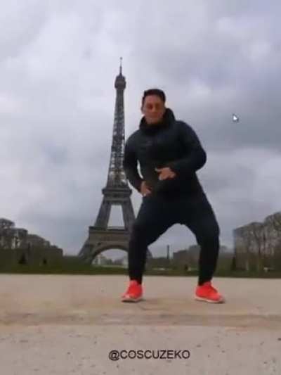 q hacia bailando ahi