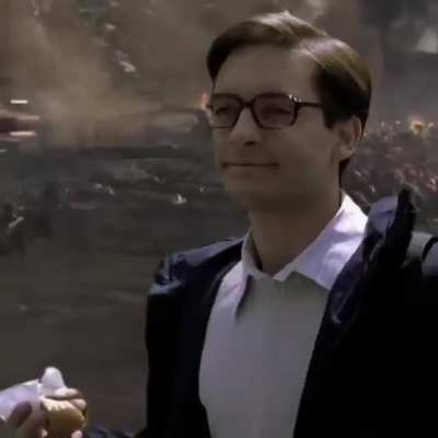 Tobey Maguire calmamente observando a guerra final como uma exist&ecirc;ncia superior