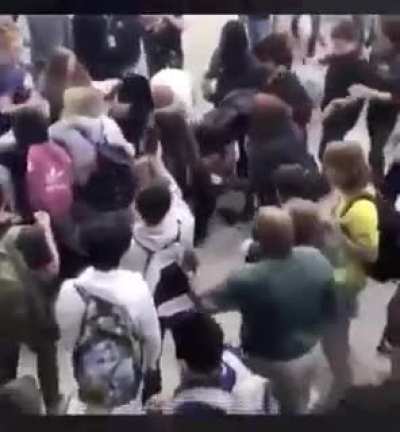 Hayatımda g&ouml;rd&uuml;ğ&uuml;m en ağır simplik. Bir kere vurdu diye 10 kişi yere d&uuml;ş&uuml;r&uuml;p d&ouml;vd&uuml; amına koyim. Bir de ilk vuran &ccedil;ocuk da değil. Kendini koruduğu i&ccedil;in g&ouml;rd&uuml;ğ&uuml; muameleye bak. Gezegendeki t&uuml;m simplerin anasını sikeyim.