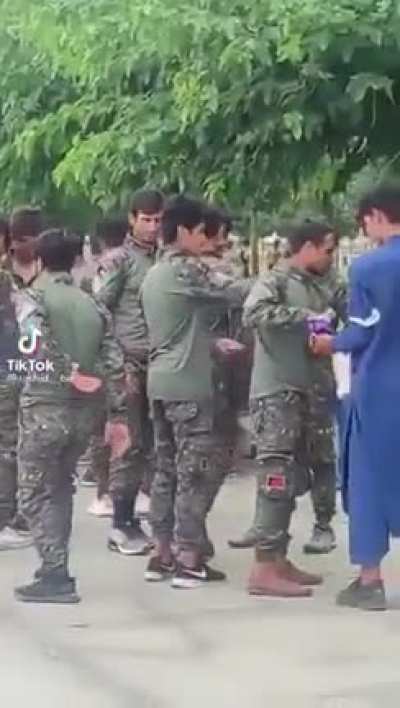 Zeytinburnu sahil. Neden kamuflajla dolaşıyor bu m&uuml;lteciler? Daha &ouml;nemlisi parayı nereden buluyorlar?