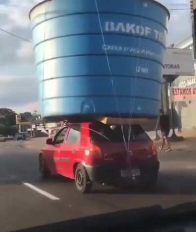 Uno de escada e o karalho quero saber do meu celta com caixa d'&aacute;gua
