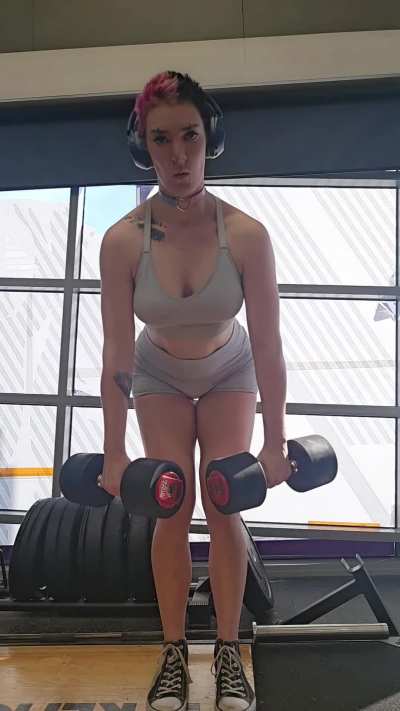 [F] Should wearing chokers to the gym be normalised??