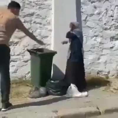 Sabret Bacım! &Ccedil;anlar susacak Ayasofya a&ccedil;ılıcak. O zaman hepinizin karnı doyacak!