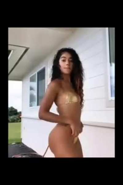 Baddie in gold