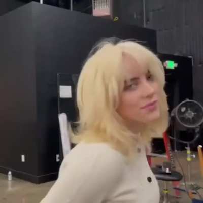 Billie Eilish's jiggle is ridiculous