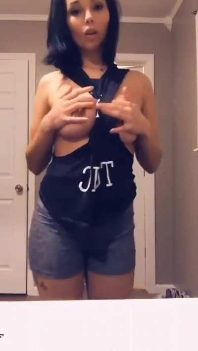 Do you think my titties are pretty in this reveal?