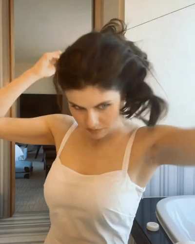 'The benefits of wearing your hair up all day' | IG August 2022