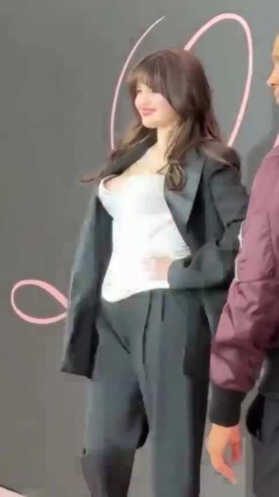 I absolutely loved this outfit on her, like one of my favourite fits she's worn 