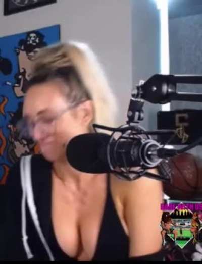 Dumb fuckdoll showing us the only reason she&rsquo;s employed