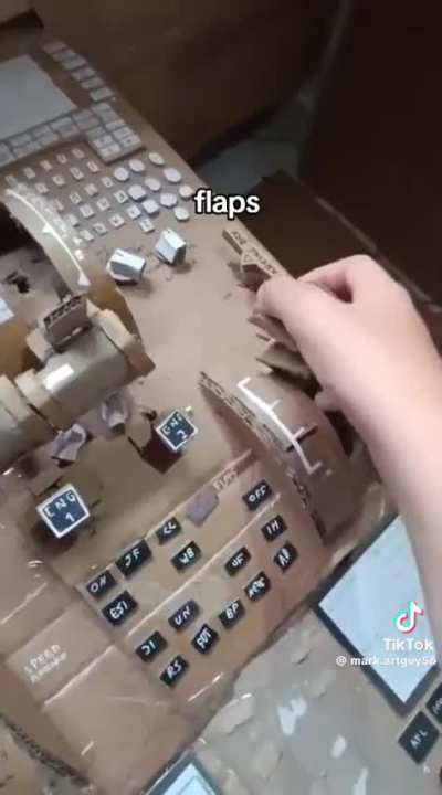 Modelo de avi&atilde;o feito totalmente de papel&atilde;o