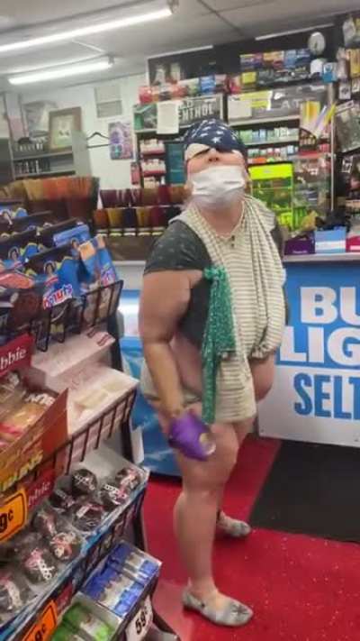 i was on the lady&rsquo;s side until she said the n word lol, the guy recording annoyed me