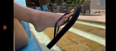 @Eyecandytoes flip flop tease 