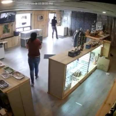 Guy fights off thieves with a bong