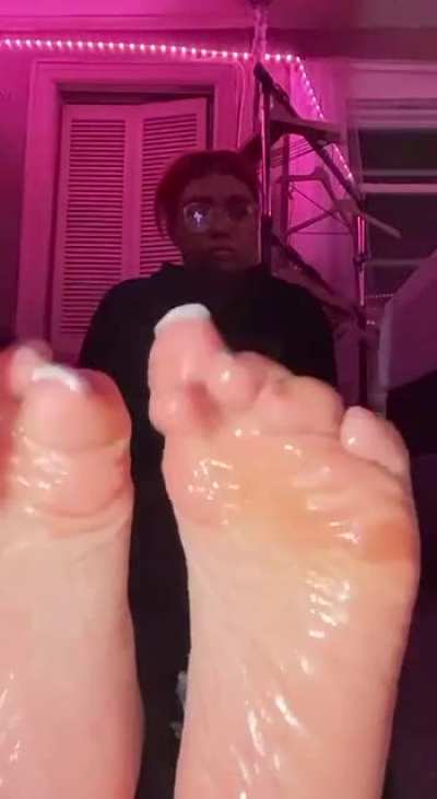 Cute latina girl Dyanna&rsquo;s oiled meaty soles😮&zwj;💨