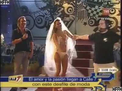 Se le salen las tetas en la televisi&oacute;n 