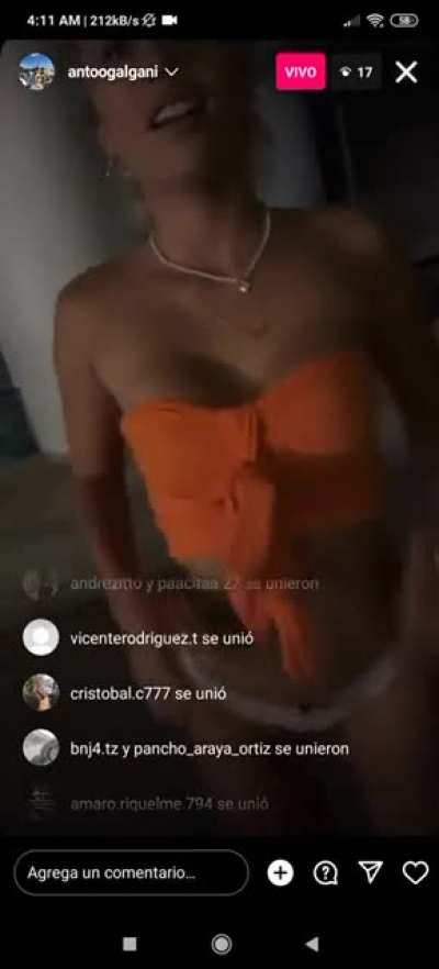 Sofia en un LIVE y haciendo topases