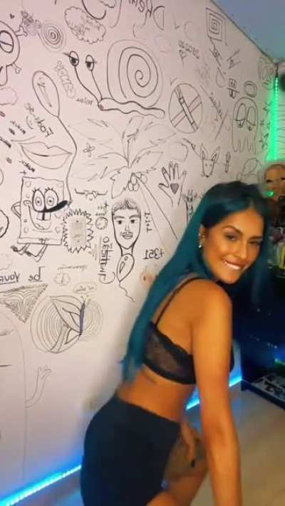 Tati Zaqui sentando