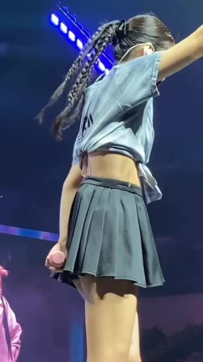For sure, a lot of guys got boners in the concert witnessing this live 🍑 🍑 💦 😋