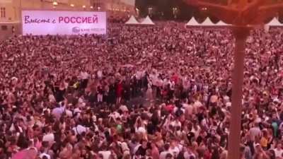 Твердо и четко. В МВД РФ заявили, что не нашли нарушений во время вчерашних выпускных в Санкт-Петербурге. Удивительно, на что рассчитывают власти, когда призывают уверовать в смертоносность короны и высочайшую опасность заражения, а паралельно проводят по