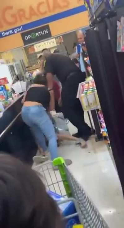 Mother beats up another woman in the grocery store while her child is present…