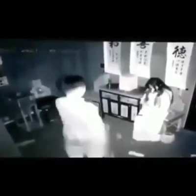 Maneira real de como espantar um demônio de sua casa