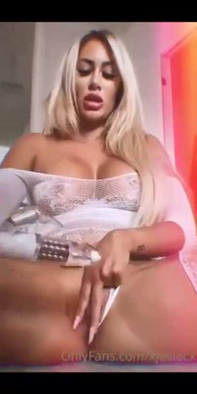 Finns massor mer s&auml;llsynt ifr&aring;n of p&aring; snapkontot @ofexpoze blandannat Julias nya video men v&aring;gar inte l&auml;gga ut den hon anm&auml;ler