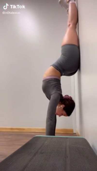lexie does a handstand 🤸🏼&zwj;♀️