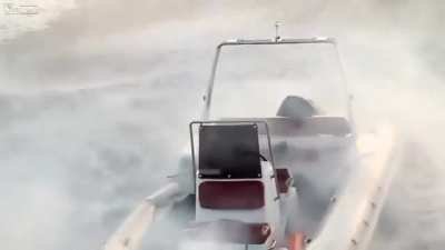 rod automaticamente cuando algo le toca la pierna en el agua: