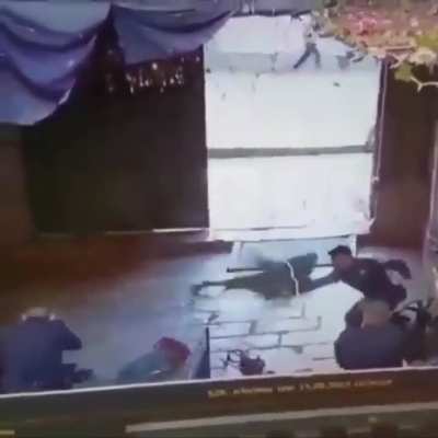 Palestinian kids try to stab israeli policemen 