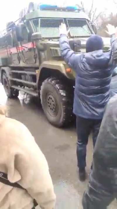 Ukranians in Melitopol trying to stop russian military vehicles, shouting to russians 