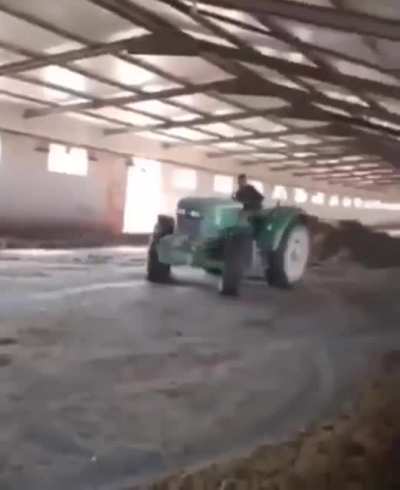 KGB'den Birisi Babasının Trakt&ouml;r&uuml;n&uuml; Haşat Etmişti De Onu Nasıl Yaptığına Dair Video Kanıtına Ulaştım