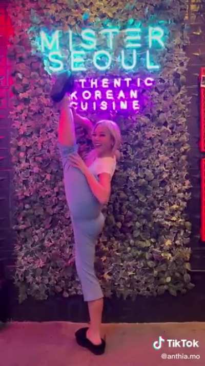 Asian Woman are always so flexible 😍