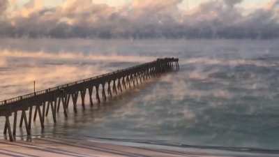 Красота! "Smoke on the water" - олдфаги поймут. Объяснение: такое происходит при резком похолодании (утром, например), вода теплая, а воздух холодный, испаряющаяся вода сразу конденсируется над поверхностью, образуя "дым".