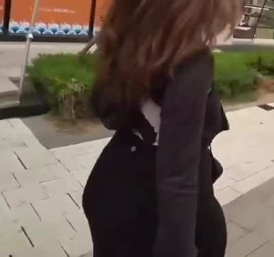 Thick bouncy cheeks 🤤